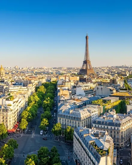 La Tour Eiffel et la Seine vues depuis les toits de Paris